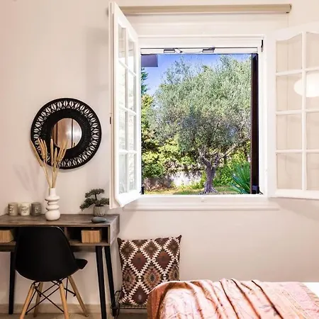 Théa Lassi 2 Bedroom Apartment, Garden Level *