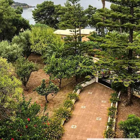 דירה Thea Lassi 2 Bedroom Apartment, Garden Level *